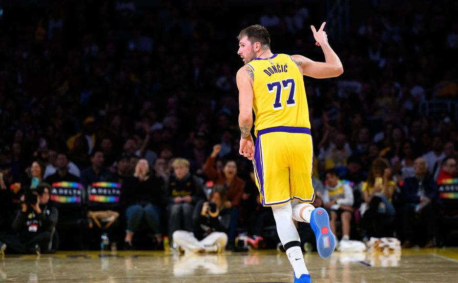 돈치치는 첫 두 경기에서 92득점을 기록해 역사상 최초로 두 경기 연속 40+10+5 득점을 기록한 선수가 됐다.