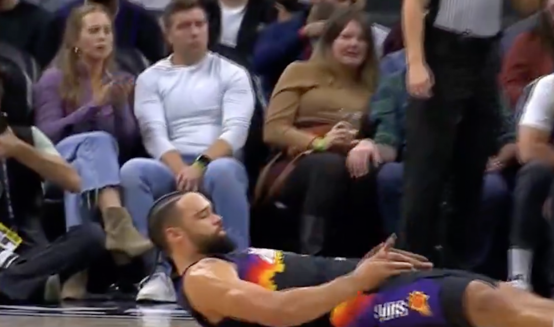 NBA 관계자: 딜런이 음란한 축하 행사를 했다는 이유로 벌금 25,000달러를 선고받았습니다.